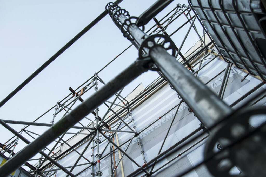 Extensive scaffolding providing platforms for stage structure support
