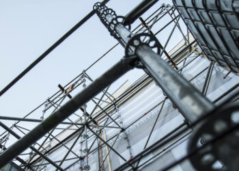 Extensive scaffolding providing platforms for stage structure support